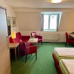 Scharfe Kurve Hotel *